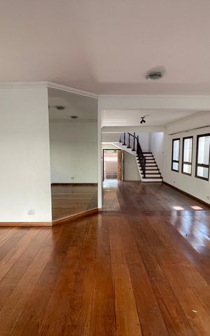 Casa para alugar com 351m², 4 quartos e 4 vagas Casa para alugar com 351m², 4 quartos e 4 vagasSala