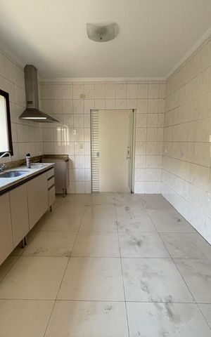 Casa para alugar com 351m², 4 quartos e 4 vagas Casa para alugar com 351m², 4 quartos e 4 vagasCozinha