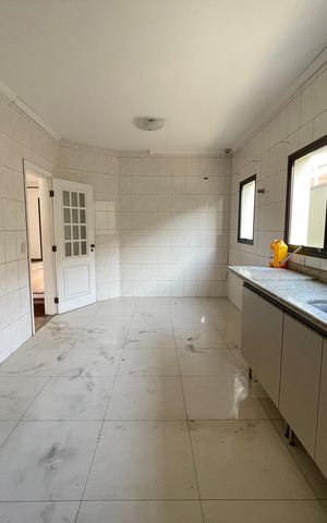 Casa para alugar com 351m², 4 quartos e 4 vagas Casa para alugar com 351m², 4 quartos e 4 vagasCozinha