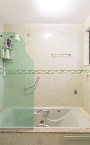 Casa à venda com 198m², 4 quartos e 1 vagaBanheiro