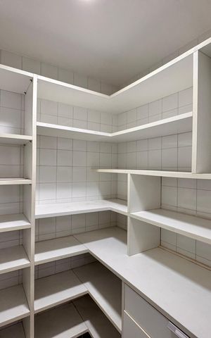 Apartamento à venda com 436m², 4 quartos e 2 vagas Apartamento à venda com 436m², 4 quartos e 2 vagasCozinha - Despensa