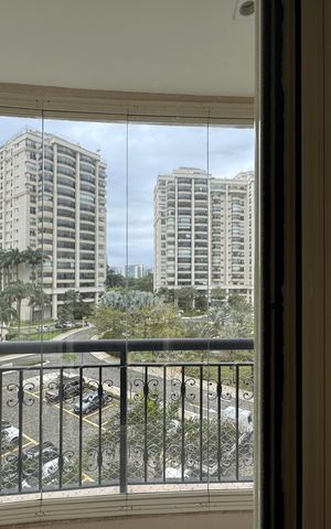 Apartamento à venda com 436m², 4 quartos e 2 vagas Apartamento à venda com 436m², 4 quartos e 2 vagasSuíte 3 - Varanda