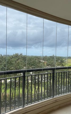 Apartamento à venda com 436m², 4 quartos e 2 vagas Apartamento à venda com 436m², 4 quartos e 2 vagasVaranda