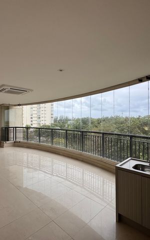 Apartamento à venda com 436m², 4 quartos e 2 vagas Apartamento à venda com 436m², 4 quartos e 2 vagasVaranda