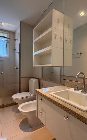Apartamento à venda com 436m², 4 quartos e 2 vagas Apartamento à venda com 436m², 4 quartos e 2 vagasSuíte 1 - Banheiro