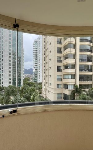 Apartamento à venda com 436m², 4 quartos e 2 vagas Apartamento à venda com 436m², 4 quartos e 2 vagasSuíte 1 - Varanda
