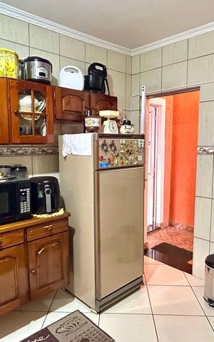 Casa à venda com 133m², 2 quartos e 2 vagas Casa à venda com 133m², 2 quartos e 2 vagasCozinha