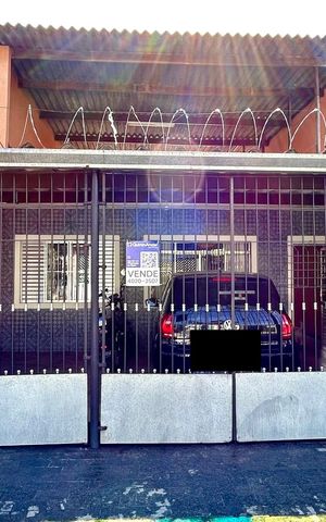 Casa à venda com 133m², 2 quartos e 2 vagas Casa à venda com 133m², 2 quartos e 2 vagasPlaca instalada na fachada do imóvel