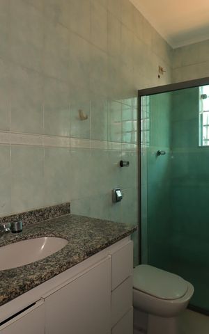 Casa à venda com 177m², 3 quartos e 2 vagasBanheiro da Suíte