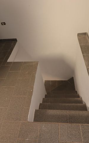 Casa à venda com 177m², 3 quartos e 2 vagasEscada para a Edícula