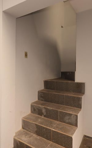 Casa à venda com 177m², 3 quartos e 2 vagasEscada para a Edícula