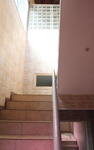 Casa de condomínio à venda com 340m², 5 quartos e 2 vagasEscada