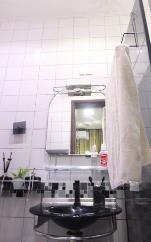 Casa de condomínio à venda com 340m², 5 quartos e 2 vagasBanheiro da suíte 2/3