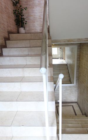 Casa de condomínio à venda com 340m², 5 quartos e 2 vagasEscada
