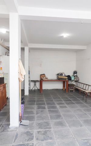 Casa à venda com 1504m², 4 quartos e 2 vagasCasa 1 - Área de Serviço / Quintal