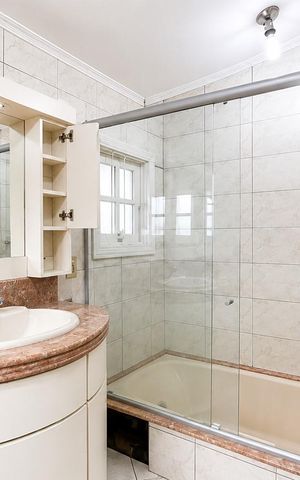 Casa para alugar com 486m², 4 quartos e 5 vagas Casa para alugar com 486m², 4 quartos e 5 vagasBanheiro da Suíte
