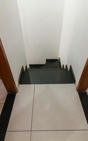 Casa de condomínio à venda com 68m², 2 quartos e 1 vaga Casa de condomínio à venda com 68m², 2 quartos e 1 vagaEscada