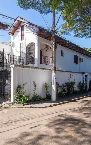 Casa à venda com 240m², 3 quartos e 3 vagas Casa à venda com 240m², 3 quartos e 3 vagasFachada