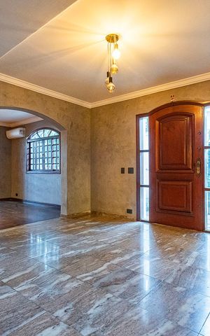 Casa à venda com 240m², 3 quartos e 3 vagas Casa à venda com 240m², 3 quartos e 3 vagasSala