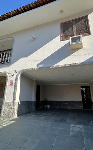 Casa à venda com 290m², 3 quartos e 3 vagasFachada