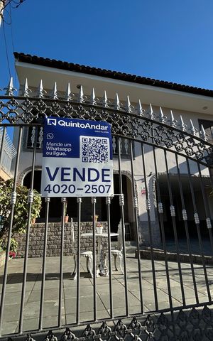Casa à venda com 290m², 3 quartos e 3 vagasFachada + placa