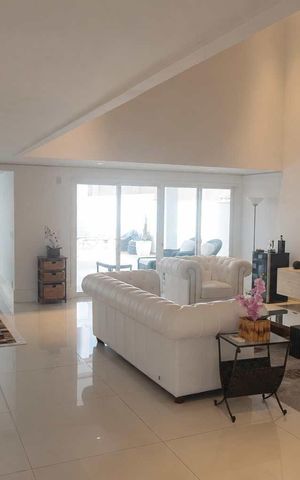 Casa de condomínio para alugar com 560m², 4 quartos e 4 vagas Casa de condomínio para alugar com 560m², 4 quartos e 4 vagasSala de Estar