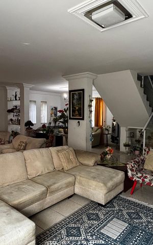 Casa para alugar com 580m², 4 quartos e 30 vagas Casa para alugar com 580m², 4 quartos e 30 vagasSala