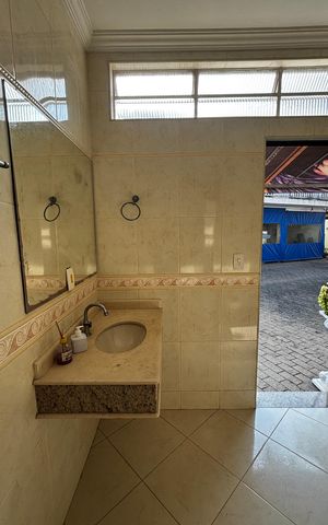 Casa para alugar com 580m², 4 quartos e 30 vagas Casa para alugar com 580m², 4 quartos e 30 vagasBanheiro da piscina