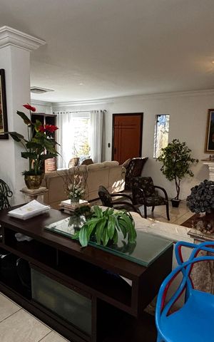 Casa para alugar com 580m², 4 quartos e 30 vagas Casa para alugar com 580m², 4 quartos e 30 vagasSala