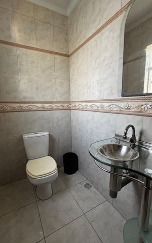 Casa para alugar com 580m², 4 quartos e 30 vagas Casa para alugar com 580m², 4 quartos e 30 vagasBanheiro da área comum