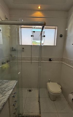 Casa para alugar com 580m², 4 quartos e 30 vagas Casa para alugar com 580m², 4 quartos e 30 vagasBanheiro da Suíte 1