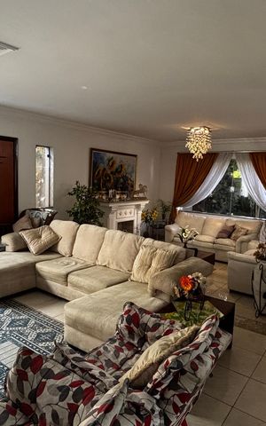 Casa para alugar com 580m², 4 quartos e 30 vagas Casa para alugar com 580m², 4 quartos e 30 vagasSala