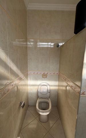 Casa para alugar com 580m², 4 quartos e 30 vagas Casa para alugar com 580m², 4 quartos e 30 vagasBanheiro da piscina