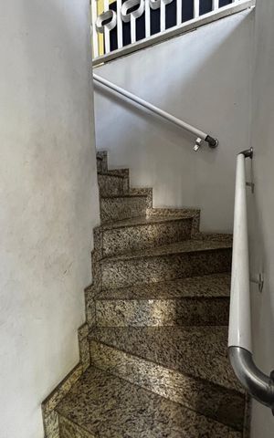 Casa para alugar com 580m², 4 quartos e 30 vagas Casa para alugar com 580m², 4 quartos e 30 vagasEscada