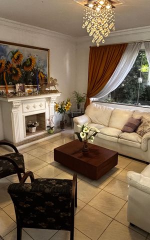 Casa para alugar com 580m², 4 quartos e 30 vagas Casa para alugar com 580m², 4 quartos e 30 vagasSala