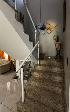 Casa para alugar com 580m², 4 quartos e 30 vagas Casa para alugar com 580m², 4 quartos e 30 vagasEscada