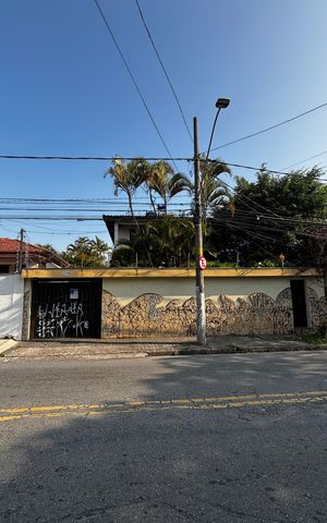 Casa à venda com 580m², 4 quartos e 10 vagas Casa à venda com 580m², 4 quartos e 10 vagasFachada