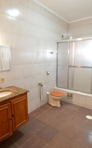 Casa para alugar com 1000m², 4 quartos e 3 vagasBanheiro 1