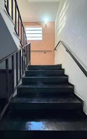 Apartamento à venda com 77m², 2 quartos e 1 vaga Apartamento à venda com 77m², 2 quartos e 1 vagaEscada