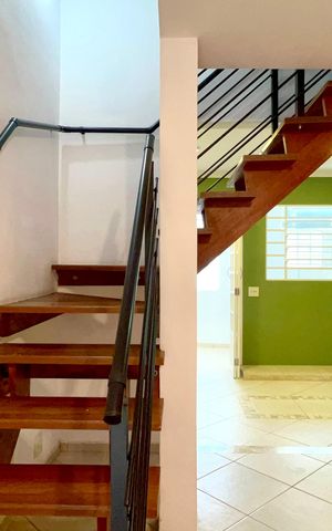 Casa de condomínio para alugar com 88m², 2 quartos e 1 vaga Casa de condomínio para alugar com 88m², 2 quartos e 1 vagaEscada