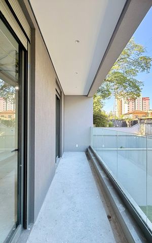 Casa de condomínio à venda com 530m², 4 quartos e 4 vagas Casa de condomínio à venda com 530m², 4 quartos e 4 vagasSacada Suíte 1