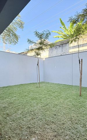 Casa de condomínio à venda com 530m², 4 quartos e 4 vagas Casa de condomínio à venda com 530m², 4 quartos e 4 vagasVaranda