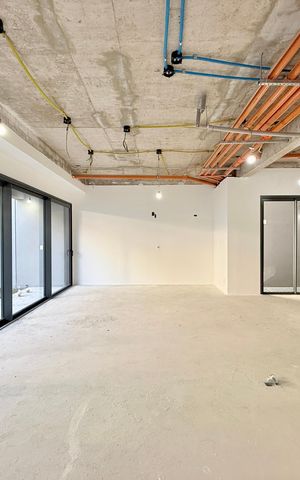 Casa de condomínio à venda com 530m², 4 quartos e 4 vagas Casa de condomínio à venda com 530m², 4 quartos e 4 vagasSala