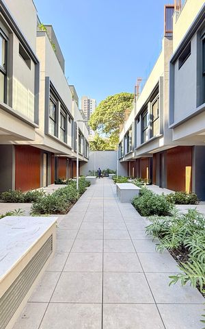 Casa de condomínio à venda com 530m², 4 quartos e 4 vagas Casa de condomínio à venda com 530m², 4 quartos e 4 vagasÁrea comum Condomínio