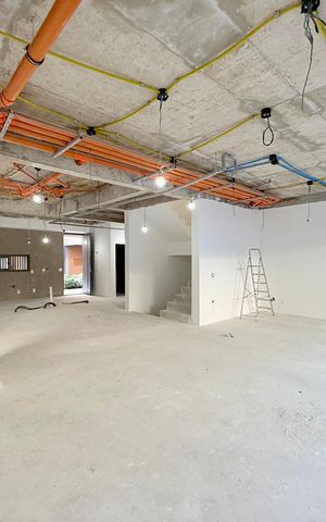 Casa de condomínio à venda com 530m², 4 quartos e 4 vagas Casa de condomínio à venda com 530m², 4 quartos e 4 vagasSala