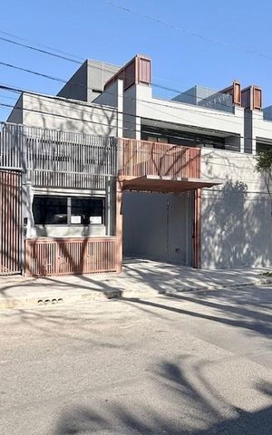 Casa de condomínio à venda com 530m², 4 quartos e 4 vagas Casa de condomínio à venda com 530m², 4 quartos e 4 vagasFachada Condomínio
