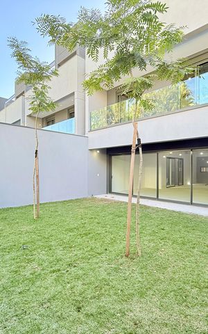 Casa de condomínio à venda com 530m², 4 quartos e 4 vagas Casa de condomínio à venda com 530m², 4 quartos e 4 vagasVaranda