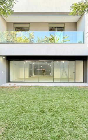 Casa de condomínio à venda com 530m², 4 quartos e 4 vagas Casa de condomínio à venda com 530m², 4 quartos e 4 vagasVaranda