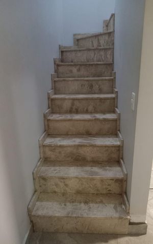 Casa à venda com 125m², 6 quartos e 2 vagas Casa à venda com 125m², 6 quartos e 2 vagasEscada