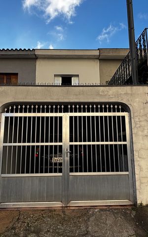 Casa à venda com 108m², 2 quartos e 1 vaga Casa à venda com 108m², 2 quartos e 1 vagaFachada